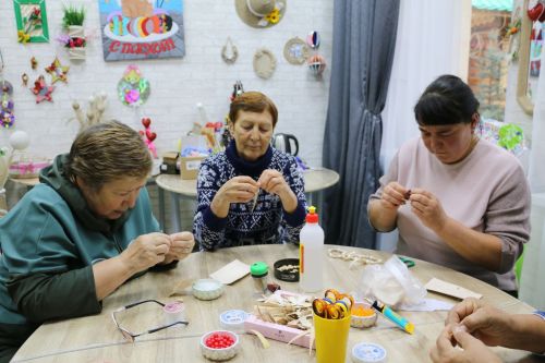 Социаль хезмәт күрсәтү үзәгенең тернәкләндерү бүлеге пациентлары куллары белән матурлык тудыралар