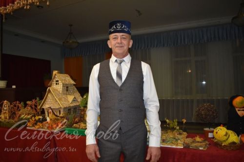 Своим обаянием зажигает публику