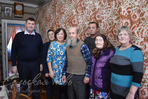 Бригадир заставлял плотников работать личным примером