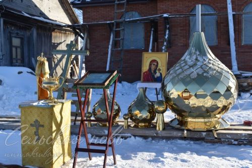 В Аксубаевском районе освятили купола и кресты строящегося здания церкви