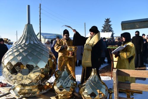Аксубай районында төзелеп килүче бинаның гөмбәзен һәм тәреләрен изгеләндерделәр
