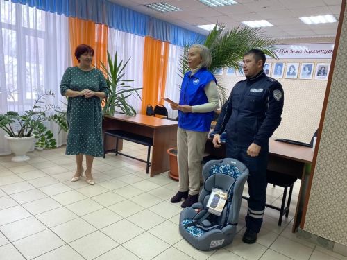 Күп балалы гаиләгә автокресло бүләк иттеләр