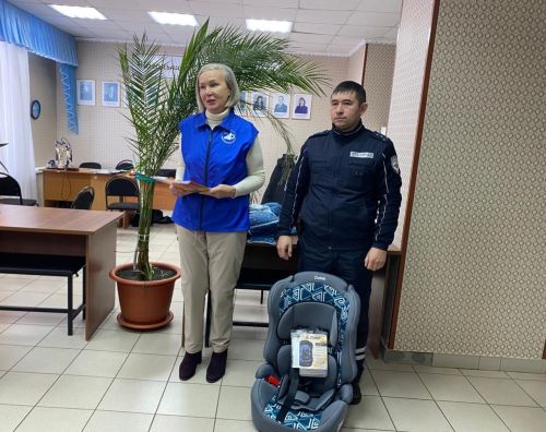 Күп балалы гаиләгә автокресло бүләк иттеләр