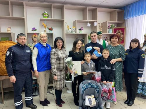 Многодетной семье вручили автокресло