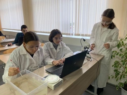 Аксубаевские школьники работают над выращиванием кормов для водного мира