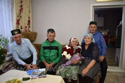 Колхоз производствосының төрле участокларында фидакарь хезмәт куйган