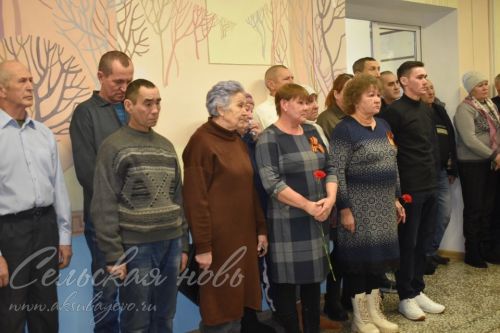 Сөнчәле мәктәбендә махсус хәрби операция зонасында хәрби бурычны үтәгәндә һәлак булган Владимир Воркуновның исемен мәңгеләштереп, истәлек тактасы ачу митингы узды.