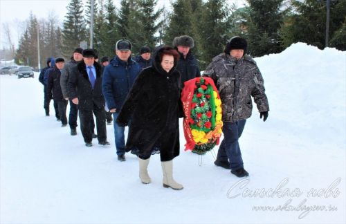 Эчке эшләр бүлеге ветераннары Аксубайда Мәңгелек ут янында патриотик җыр башкардылар