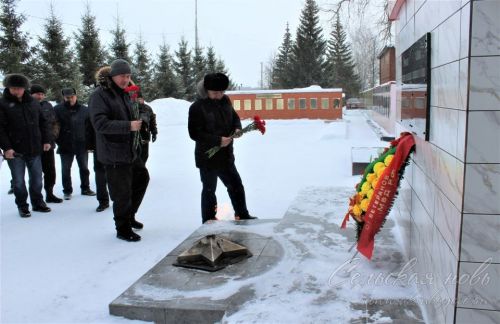 Эчке эшләр бүлеге ветераннары Аксубайда Мәңгелек ут янында патриотик җыр башкардылар