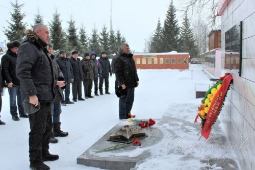 Эчке эшләр бүлеге ветераннары Аксубайда Мәңгелек ут янында патриотик җыр башкардылар