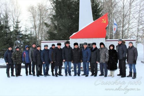 Ветераны МВД в Аксубаеве спели пеню «Вставай, страна огромная» у Вечного огня