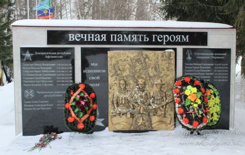 Эчке эшләр бүлеге ветераннары Аксубайда Мәңгелек ут янында патриотик җыр башкардылар