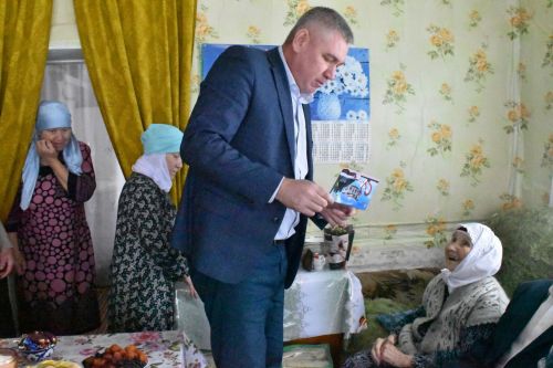 Сугыш чоры баласы, ветеран торф чыгаруда эшли һәм йортлар төзи
