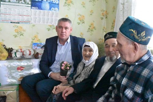 Сугыш чоры баласы, ветеран торф чыгаруда эшли һәм йортлар төзи