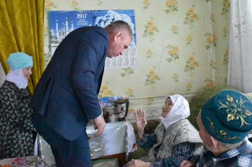 Сугыш чоры баласы, ветеран торф чыгаруда эшли һәм йортлар төзи
