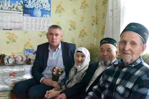 Сугыш чоры баласы, ветеран торф чыгаруда эшли һәм йортлар төзи