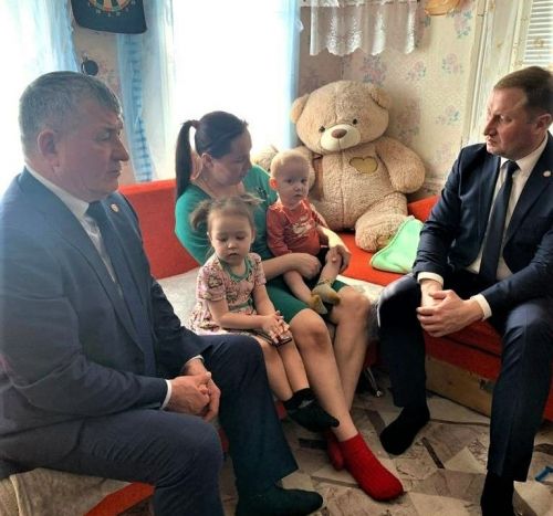 ТР Рәисе администрациясе аппараты вәкиле мобилизацияләнгән һәм яраланган аксубайлыларның гаиләләрендә булды