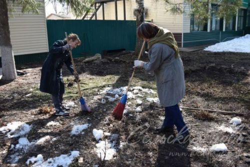 Аксубайлыларны кулларына тырмалар һәм себерке алырга чакыралар