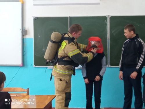 Учащиеся сельской школы примерили униформу пожарного