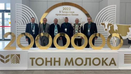 Рустам Минниханов вручил ключи от легкового автомобиля аксубаевскому райсельхозуправлению
