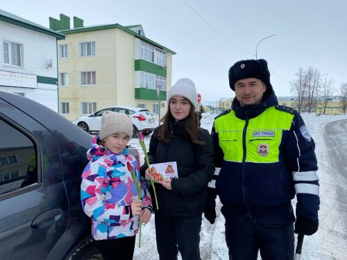 Госавтоинспекторы Аксубаевского района вышли на дорогу с цветами