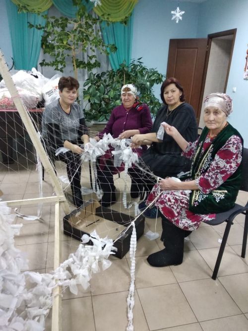 Мобилизацияләнгәннәр өчен җылы оекбашлар, яшеренү сеткалары һәм киселгән токмач ана кулларының җылысын саклый