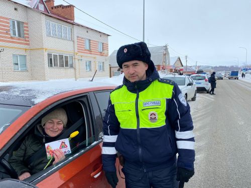 Госавтоинспекторы Аксубаевского района вышли на дорогу с цветами