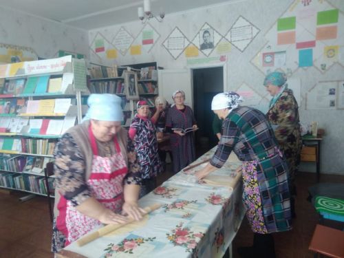 Мобилизацияләнгәннәр өчен җылы оекбашлар, яшеренү сеткалары һәм киселгән токмач ана кулларының җылысын саклый
