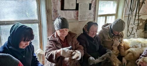 Мобилизацияләнгәннәр өчен җылы оекбашлар, яшеренү сеткалары һәм киселгән токмач ана кулларының җылысын саклый