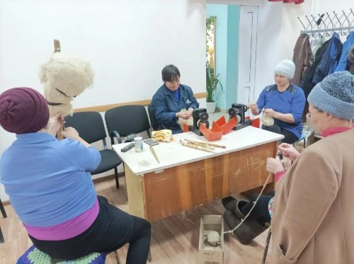 Мобилизацияләнгәннәр өчен җылы оекбашлар, яшеренү сеткалары һәм киселгән токмач ана кулларының җылысын саклый