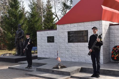 Аксубайда Мәңгелек ут янында мактаулы каравыл хәтер сагында тора