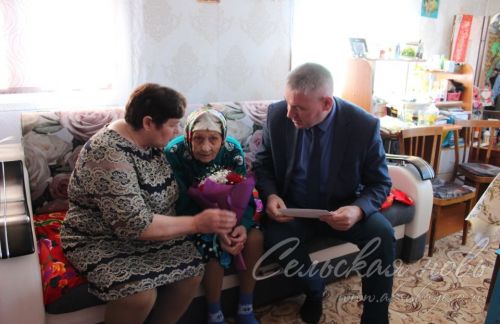 Собой закрыли девочки-подростки мешки с солью, чтобы она не растаяла под ливнем