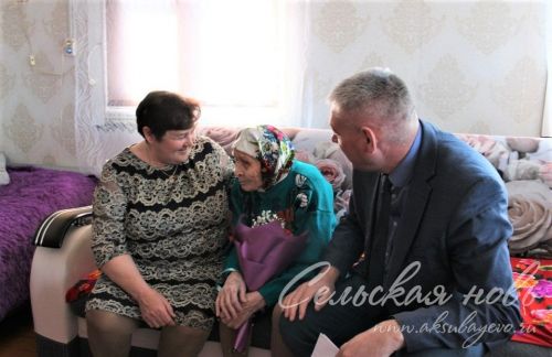Үсмер кызлар, яңгыр астында эремәсен өчен, тоз капчыкларын гәүдәләре белән каплап торганнар
