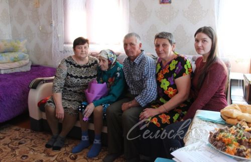 Үсмер кызлар, яңгыр астында эремәсен өчен, тоз капчыкларын гәүдәләре белән каплап торганнар