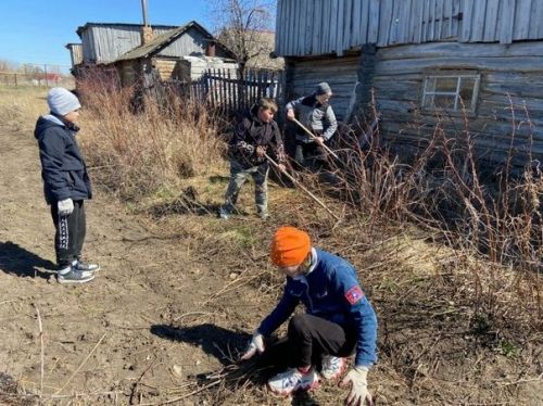 В рамках санитарно-экологического двухмесячника работают тимуровцы