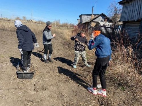 В рамках санитарно-экологического двухмесячника работают тимуровцы