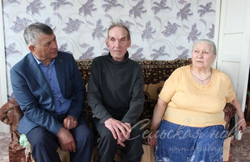 Аксубай районы башлыгы Камил Гилманов хәрби хезмәткәрнең әти-әнисе янында булды