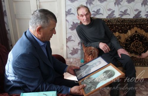 Аксубай районы башлыгы Камил Гилманов хәрби хезмәткәрнең әти-әнисе янында булды