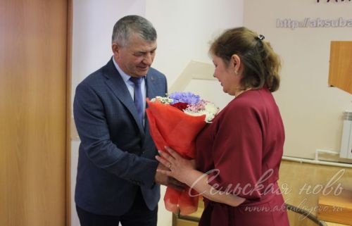 Аксубай районы башлыгы Җирле үзидарә көне уңаеннан хезмәттәшләренә бүләкләр тапшырды