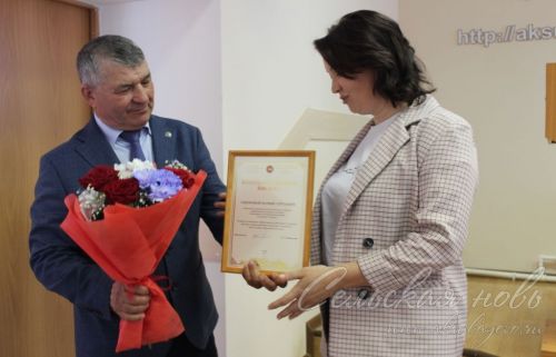 Аксубай районы башлыгы Җирле үзидарә көне уңаеннан хезмәттәшләренә бүләкләр тапшырды