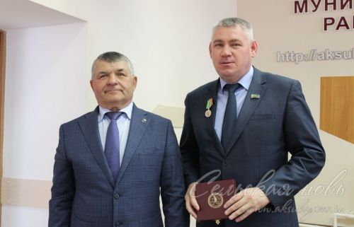 Аксубай районы башлыгы Җирле үзидарә көне уңаеннан хезмәттәшләренә бүләкләр тапшырды