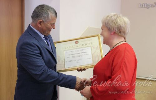 Аксубай районы башлыгы Җирле үзидарә көне уңаеннан хезмәттәшләренә бүләкләр тапшырды
