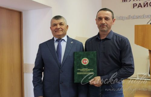 Аксубай районы башлыгы Җирле үзидарә көне уңаеннан хезмәттәшләренә бүләкләр тапшырды