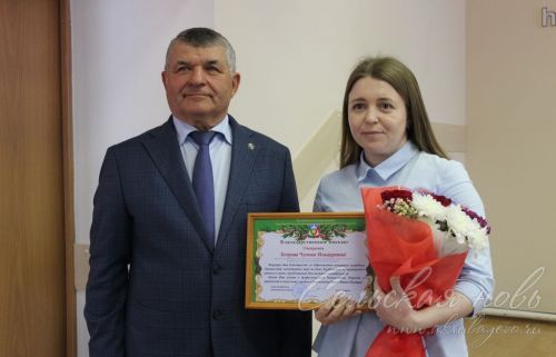 Аксубай районы башлыгы Җирле үзидарә көне уңаеннан хезмәттәшләренә бүләкләр тапшырды