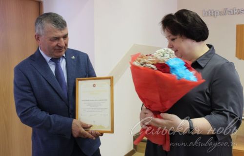 Аксубай районы башлыгы Җирле үзидарә көне уңаеннан хезмәттәшләренә бүләкләр тапшырды
