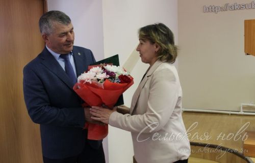 Аксубай районы башлыгы Җирле үзидарә көне уңаеннан хезмәттәшләренә бүләкләр тапшырды