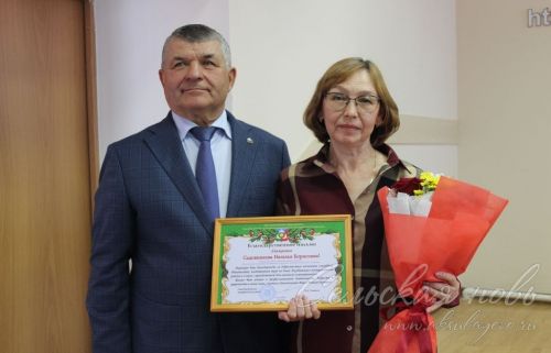 Аксубай районы башлыгы Җирле үзидарә көне уңаеннан хезмәттәшләренә бүләкләр тапшырды