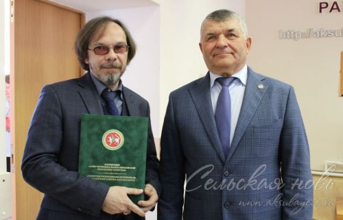 Аксубай районы башлыгы Җирле үзидарә көне уңаеннан хезмәттәшләренә бүләкләр тапшырды