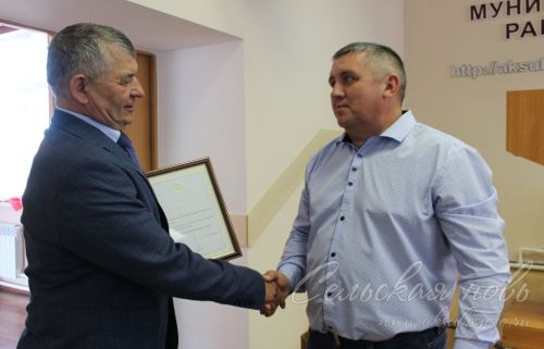 Аксубай районы башлыгы Җирле үзидарә көне уңаеннан хезмәттәшләренә бүләкләр тапшырды