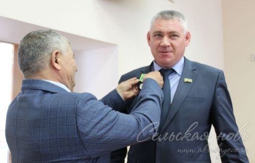 Аксубай районы башлыгы Җирле үзидарә көне уңаеннан хезмәттәшләренә бүләкләр тапшырды
